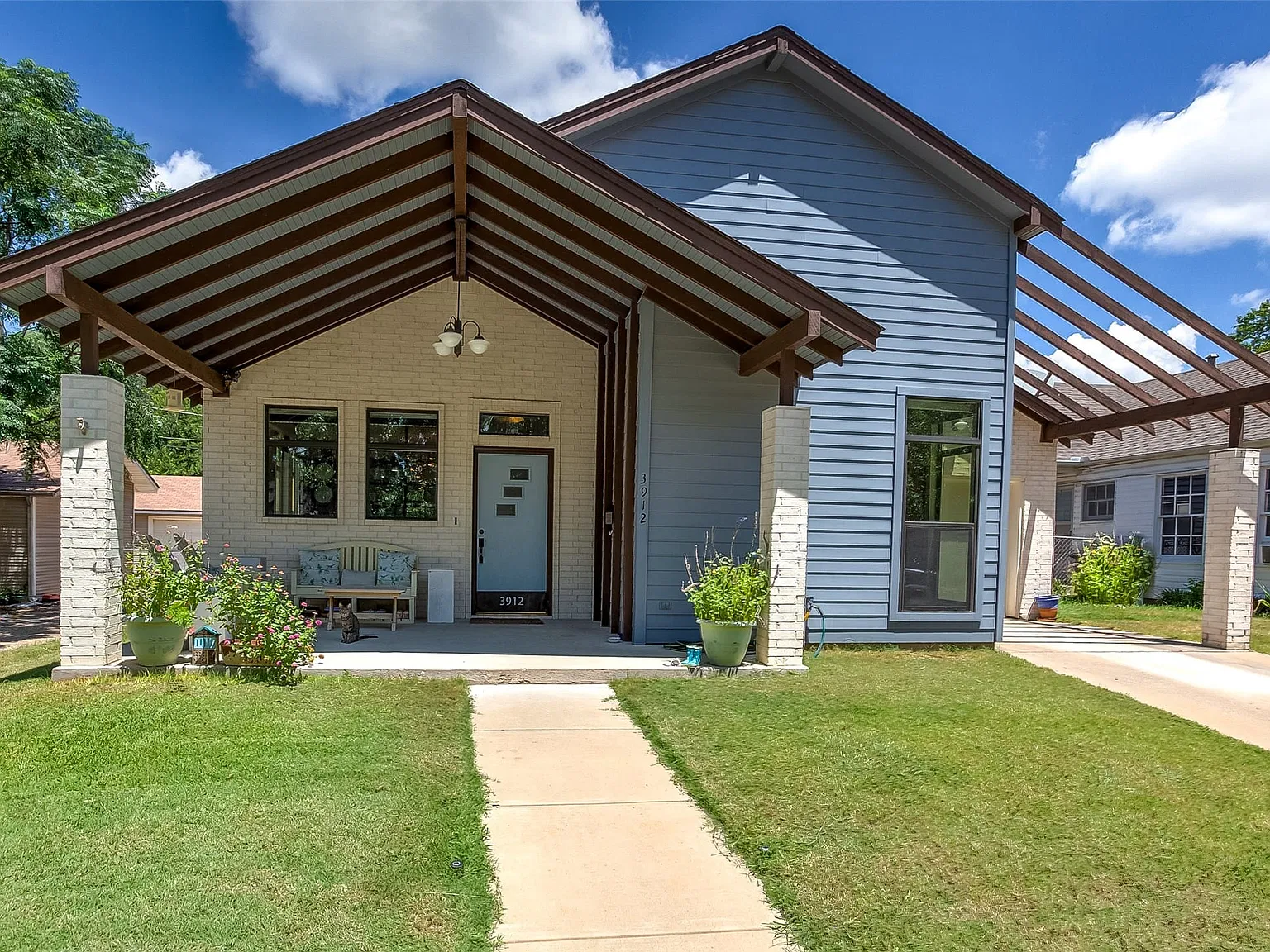 4 bed, 3.0 bath, 2436 sqft, $4,200 — Photo 2