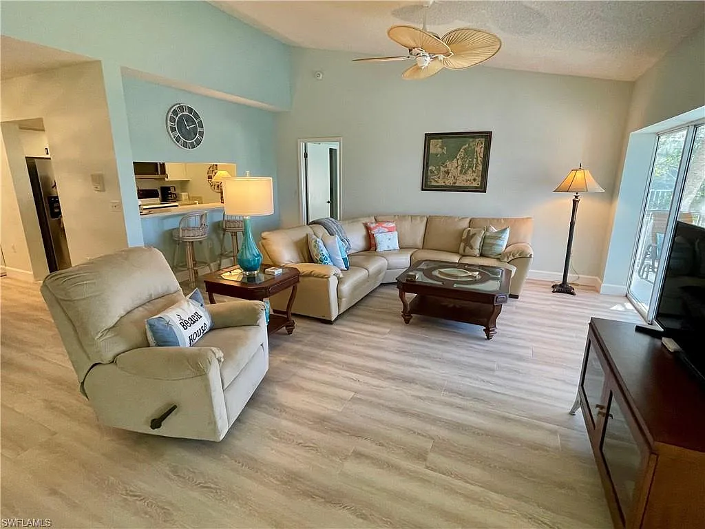 2 bed, 2.0 bath, 1582 sqft, $9,000 — Photo 2