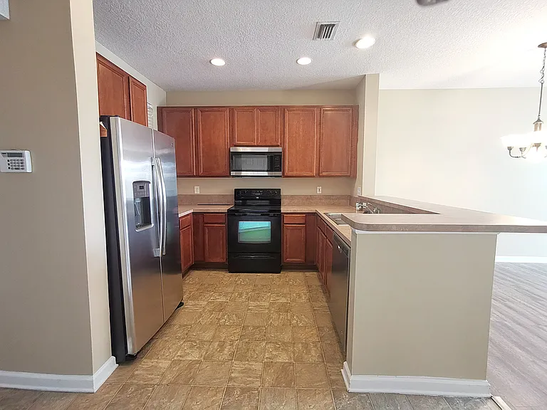 2352 Sunset Bluff Dr — Photo 3