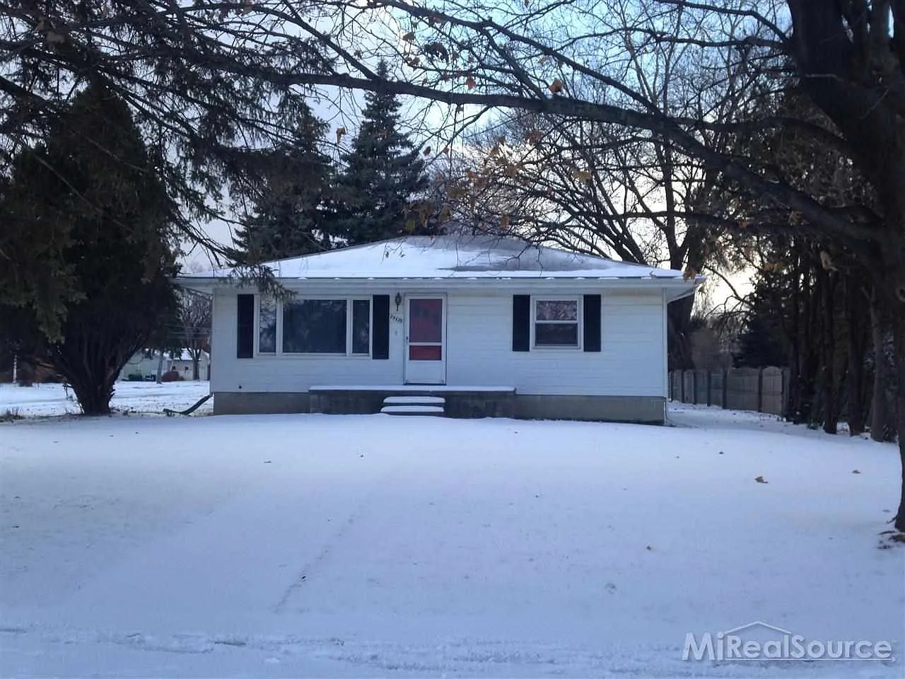 25425 Pineview Ave photo 1