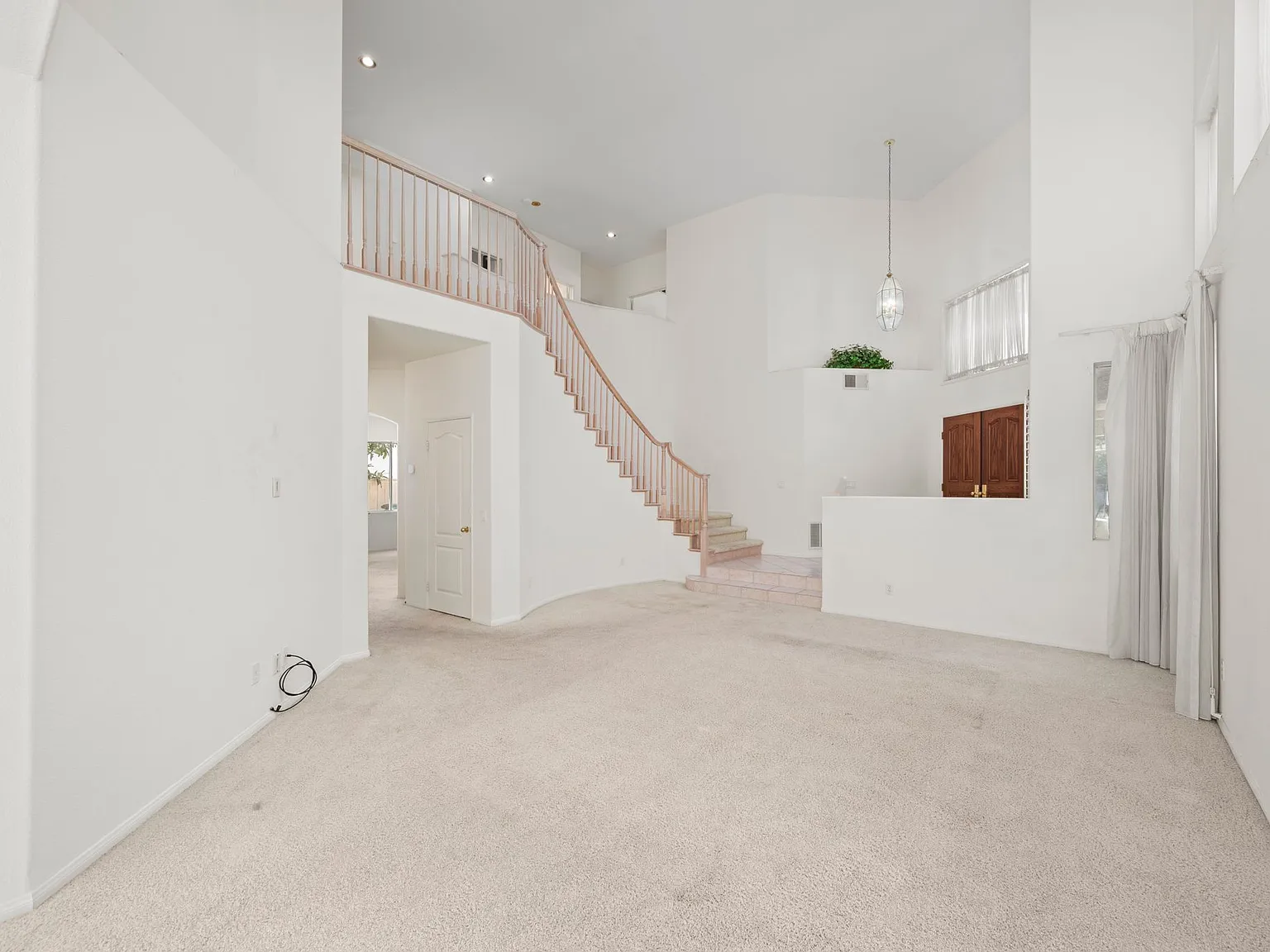 5 bed, 3030 sqft, $4,600 — Photo 2