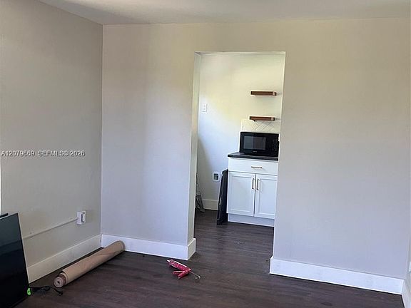 4th image of 821 N Tamarind Ave #B