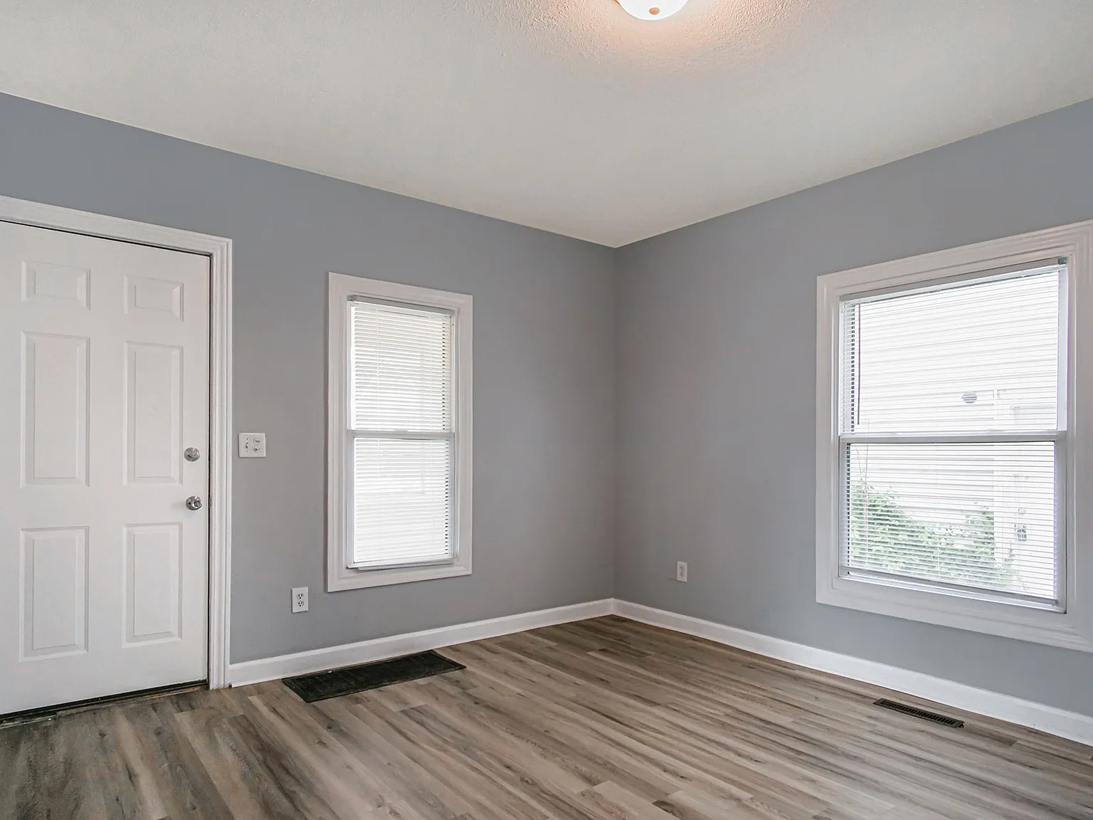 Coming Soon - Large 4 Bedroom in Mishawaka! — Photo 3