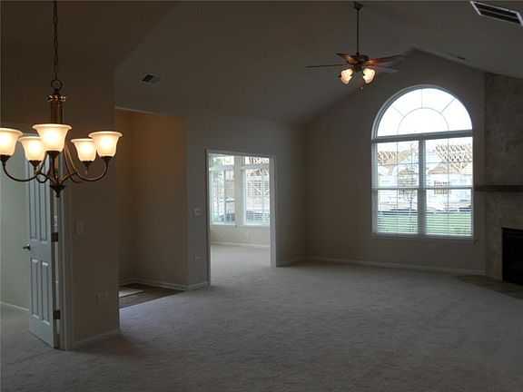 2nd image of 611 Schumann St