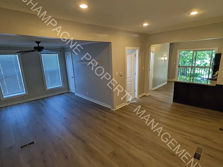 2523 Charlotte St — Photo 3
