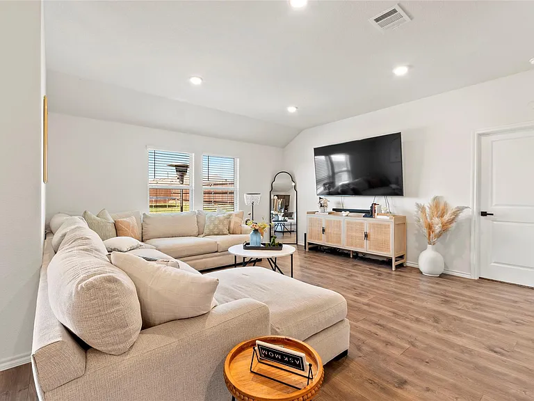985 Alton Dr — Photo 12