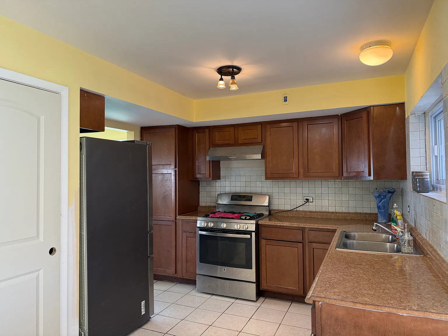 3 bed, 1.5 bath, 1850 sqft, $2,400 — Photo 1