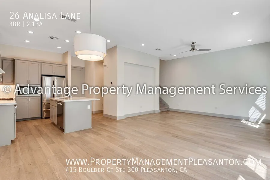 Contemporary 3 bed, 2.5 bath, 1593 Townhouse — Photo 4