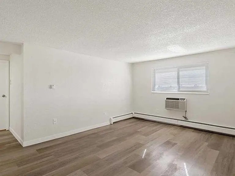 Avon South Apartments — Photo 7