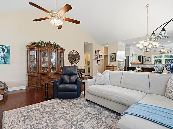 4th image of 185 Angora Way