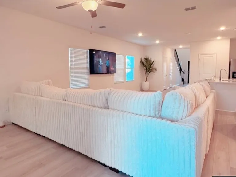 514 Clover Creek Dr — Photo 10