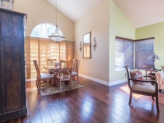 DINING/LIVING ROOM