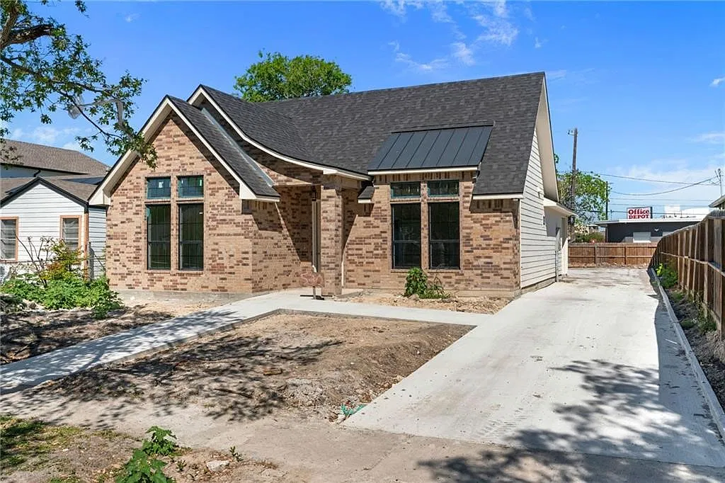 4 bed, 2020 sqft, $2,995 — Photo 3