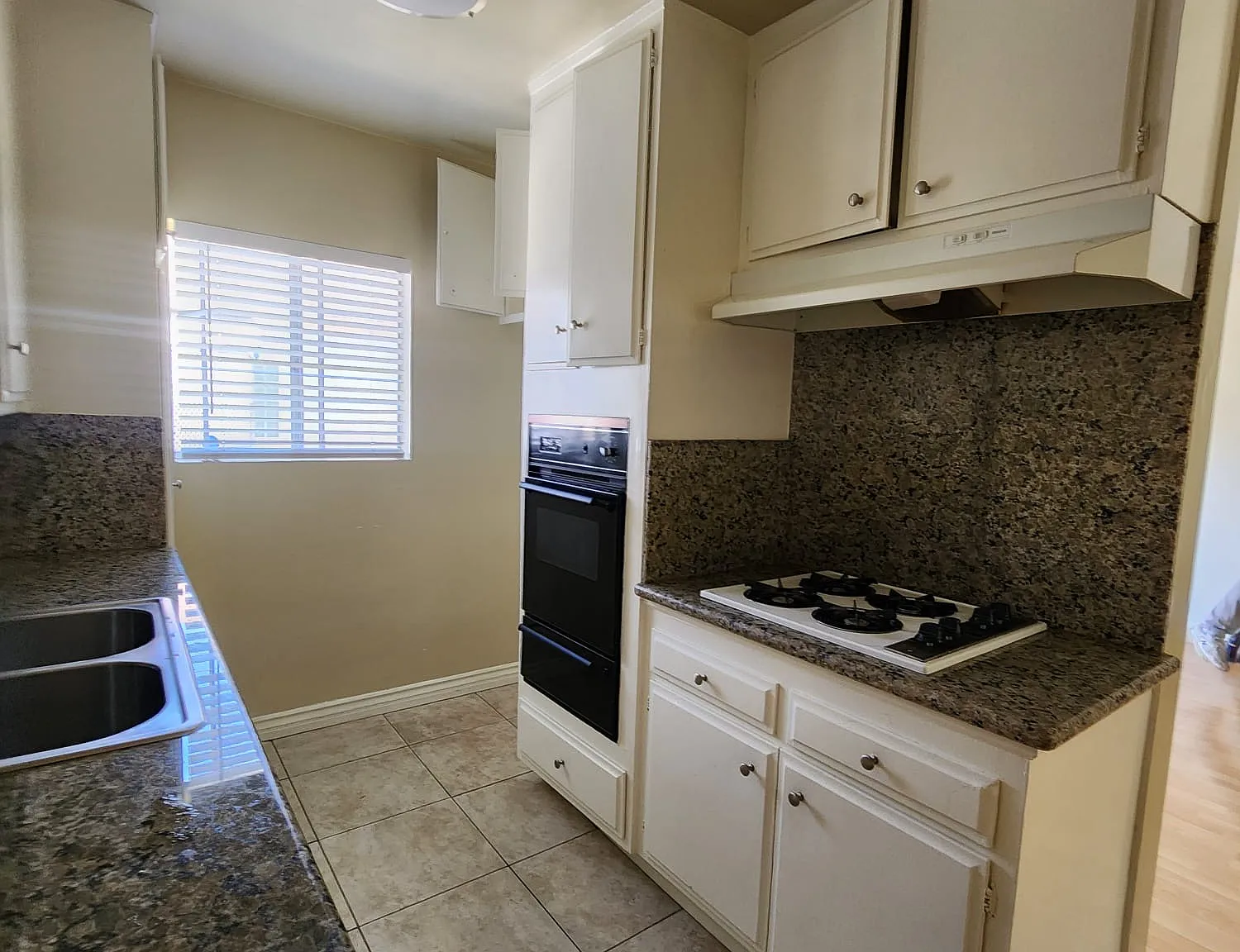 3 bed, 1056 sqft, $3,450 — Photo 3