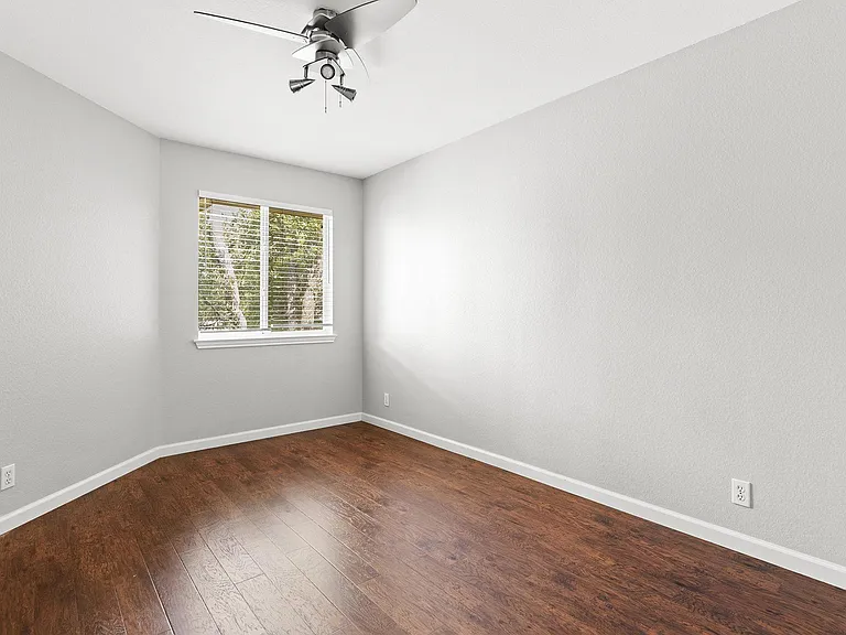 16802 Bailey Jean Dr — Photo 32