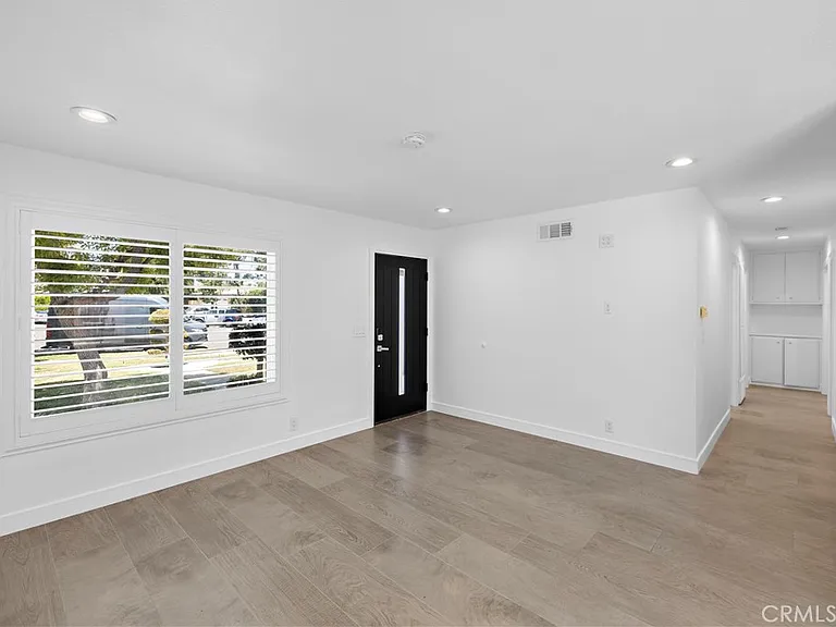 822 E Borchard Ave — Photo 5