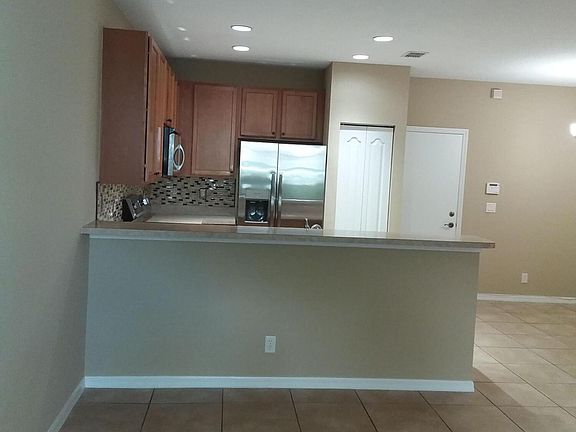 5th image of 2410 SE Union Park Dr