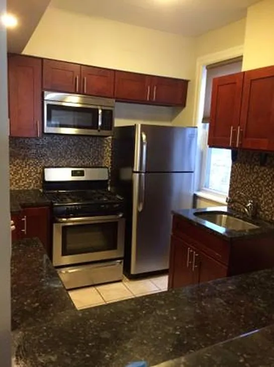 3 bed, 900 sqft, $1,660 — Photo 2