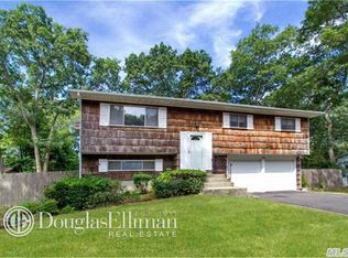 20 Hester Ln, Ronkonkoma, NY 11779