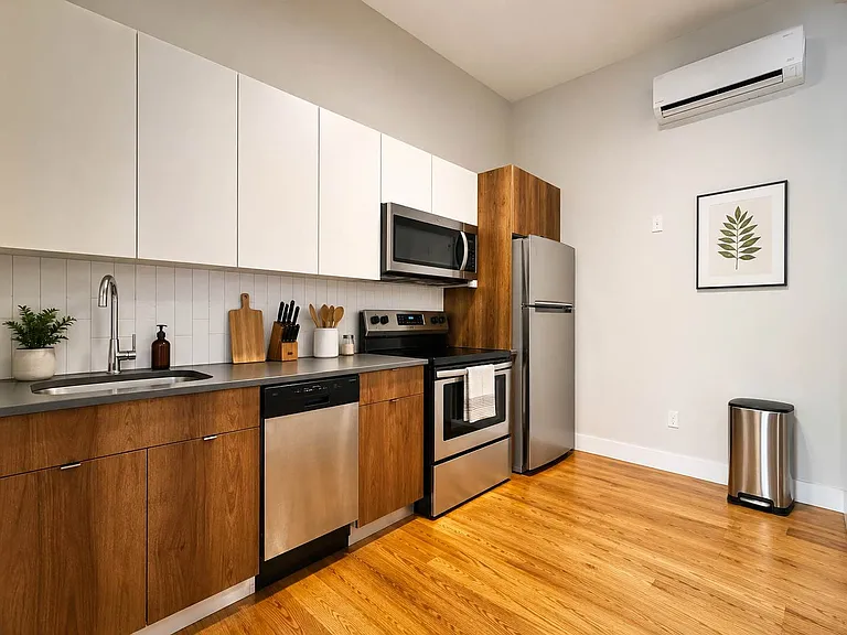 1081 Madison St #1R — Photo 7