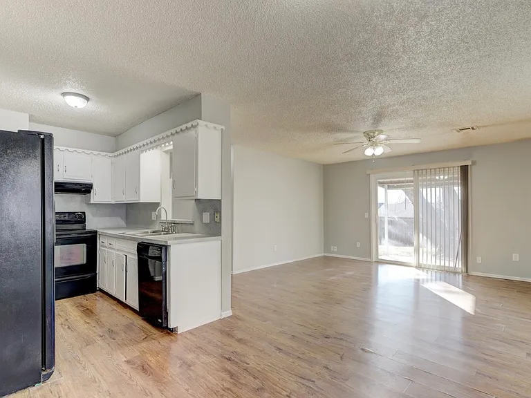 302 N Briarwood St — Photo 3
