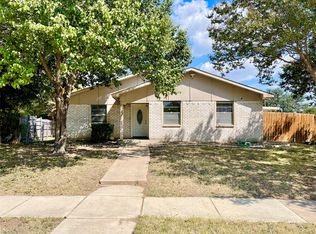 702 Pinehill Ln, Grand Prairie, TX 75052