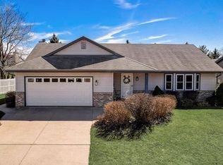 2539 E Honeysuckle Dr, Oak Creek, WI 53154