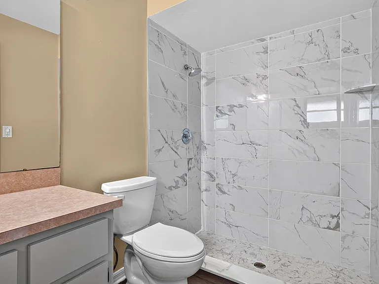 718 SW 35th Ter — Photo 18