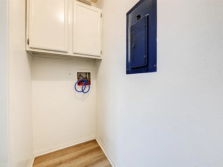 3915 Tanglewilde St #3915 — Photo 8
