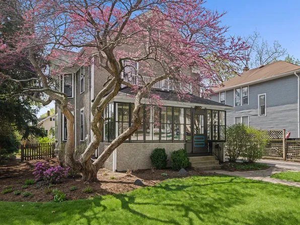 323 W Maple Ave, Libertyville, IL 60048