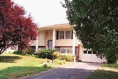 1st image of 102 Applewood Ct