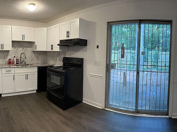 3rd image of 3843 Parklane Dr #3843
