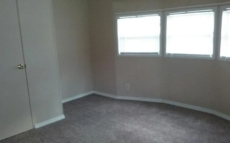 220 Redwood St — Photo 3
