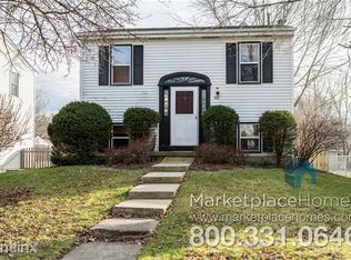 912 Britta Ln, Geneva, IL 60134