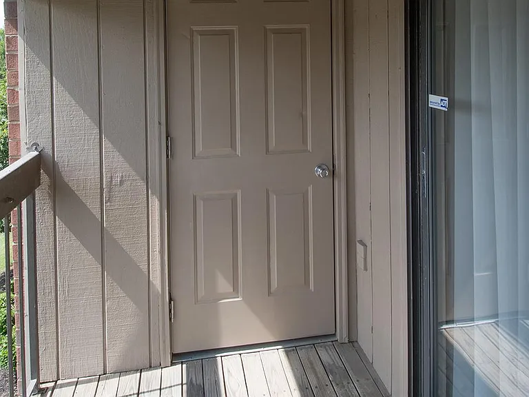 Hillhurst Apartments — Photo 26