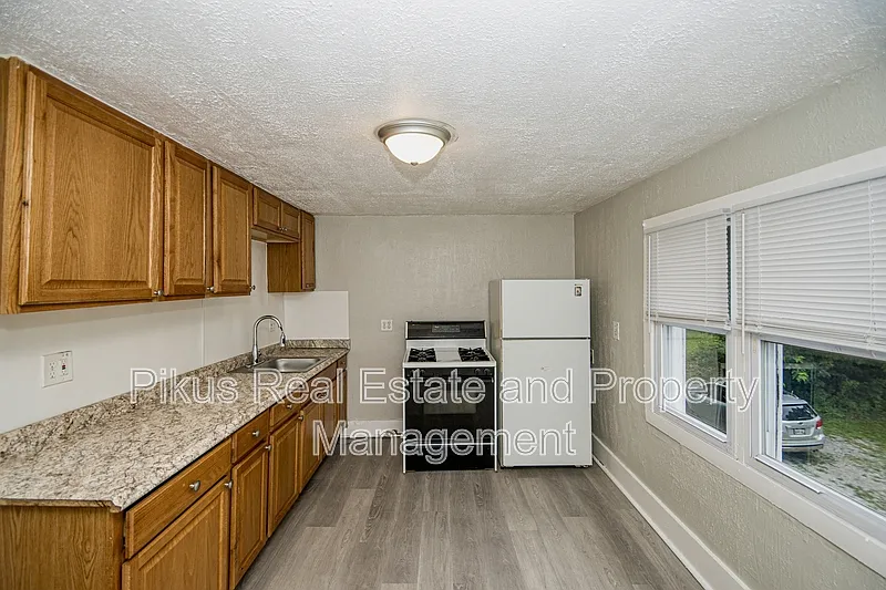 3 bed, 1.0 bath, 800 sqft, $950 — Photo 2