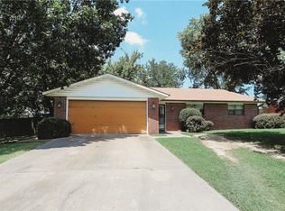 913 Longview Dr, Rogers, AR 72756