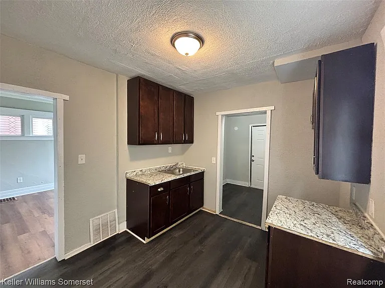 242 Ferris St — Photo 5