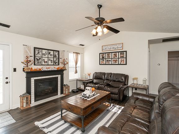3rd image of 943 Lionshead Ln