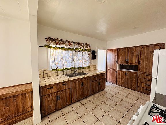 5th image of 1100 W 48th St