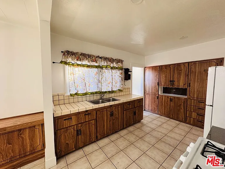 1100 W 48th St — Photo 5