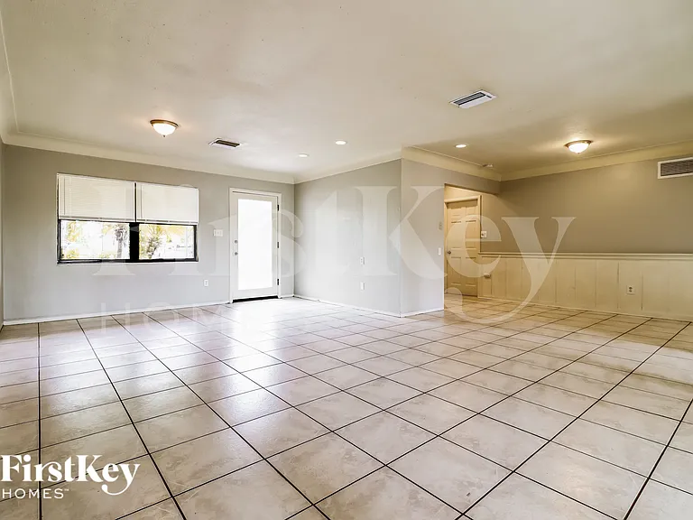 3342 Honeysuckle Rd — Photo 3