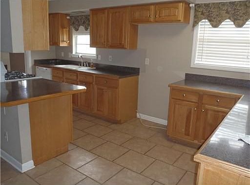 4th image of 1600 Belmont Pl