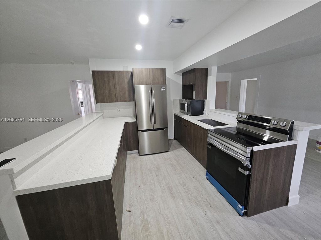 700 NE 7th St, photo 6