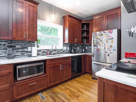 2nd image of 318 W 10th St