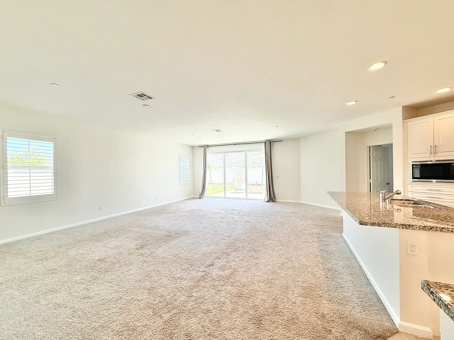 4 bed, 1991 sqft, $5,100 — Photo 3