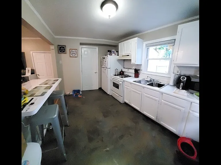 90 Vine Hill Rd — Photo 2