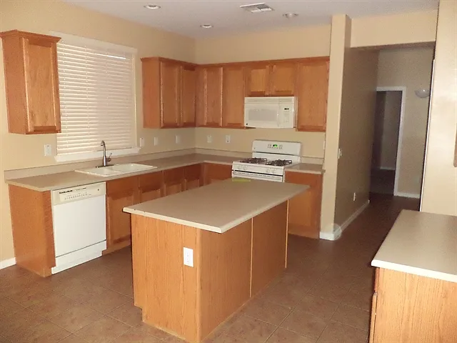 4 bed, 3.0 bath, 2869 sqft, $3,015 — Photo 2