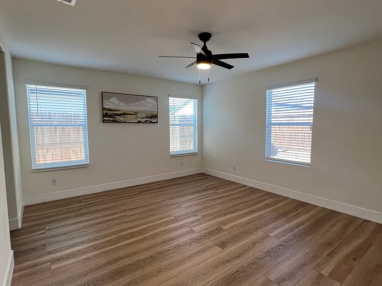 6004 Esmerelda Ave — Photo 7