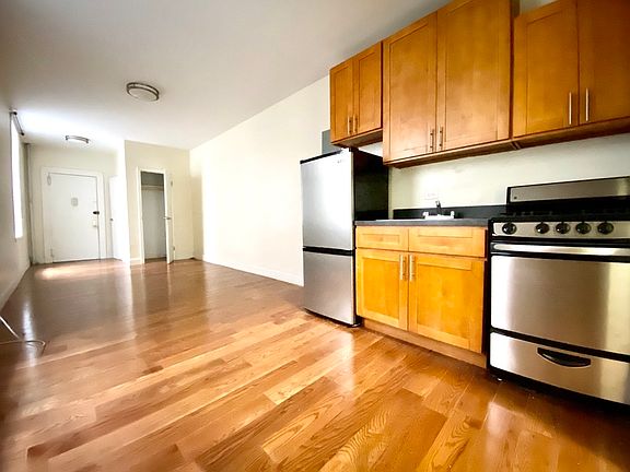 2nd image of 2 Pinehurst Ave #9BB